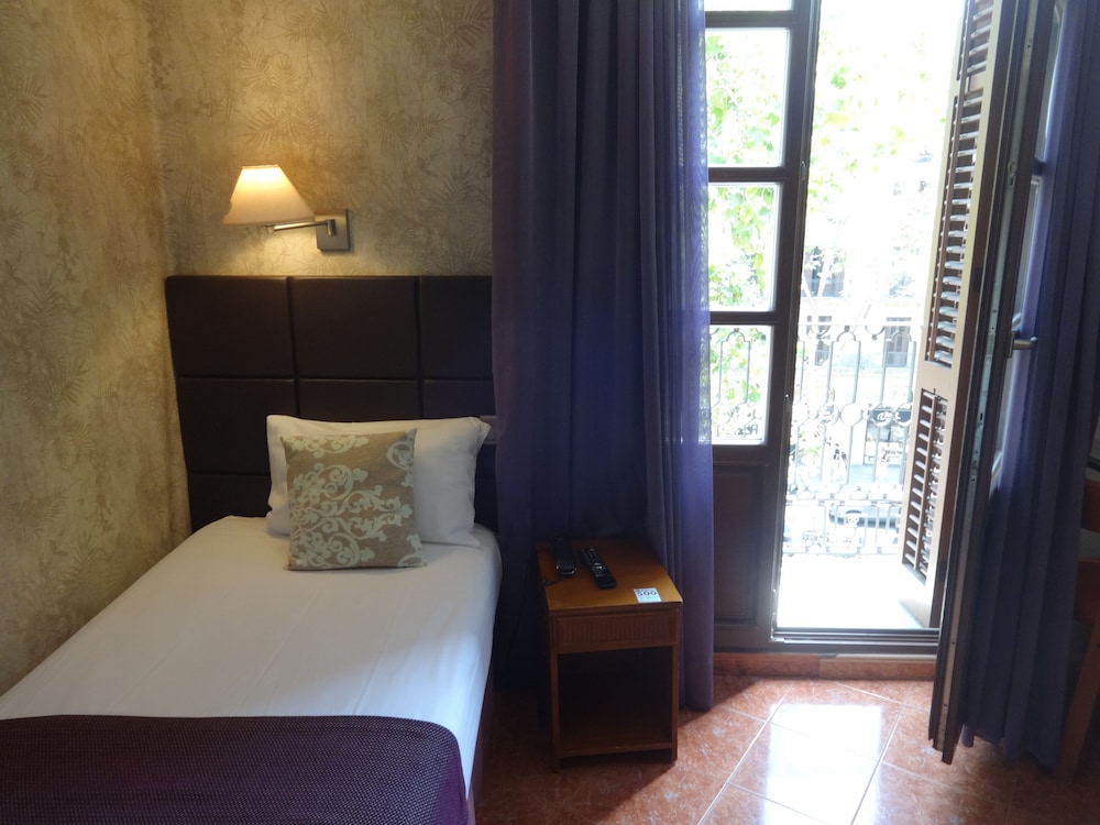 ROOM, SINGLE