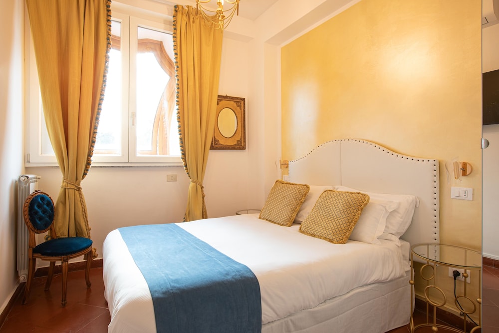 ROOM, DOUBLE BED