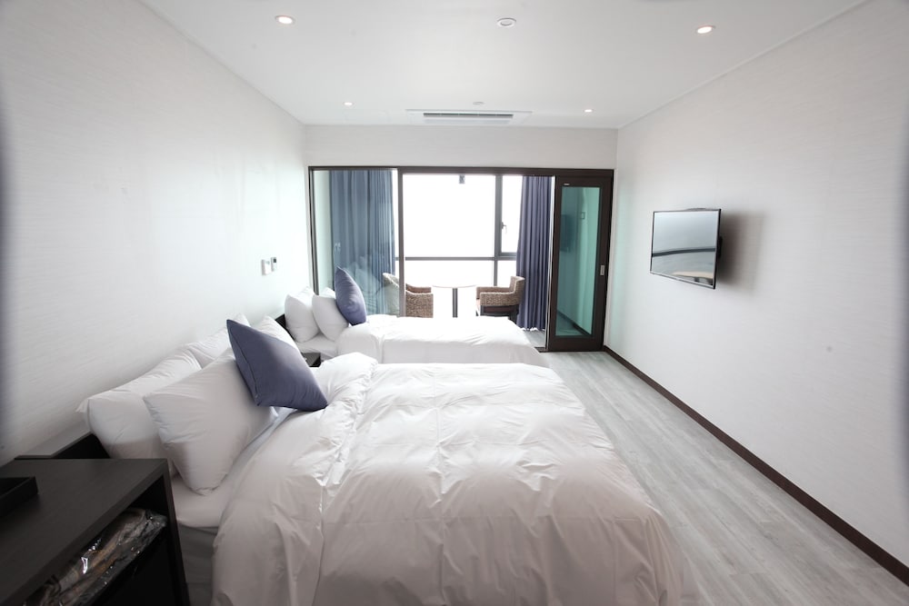 Deluxe, 1 Double and 1 Single Bed