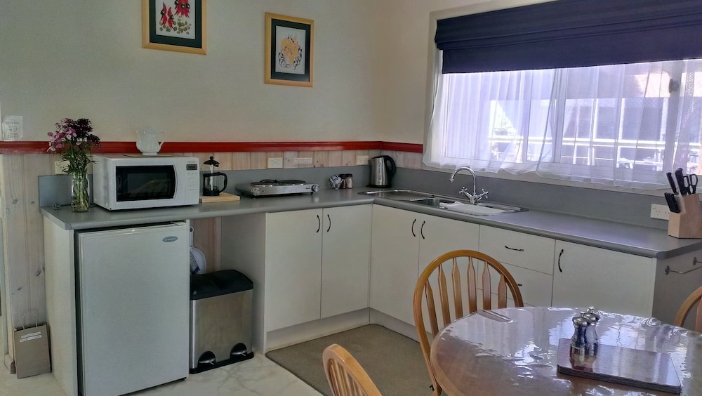THE CRAYS ACCOMMODATION 32/46