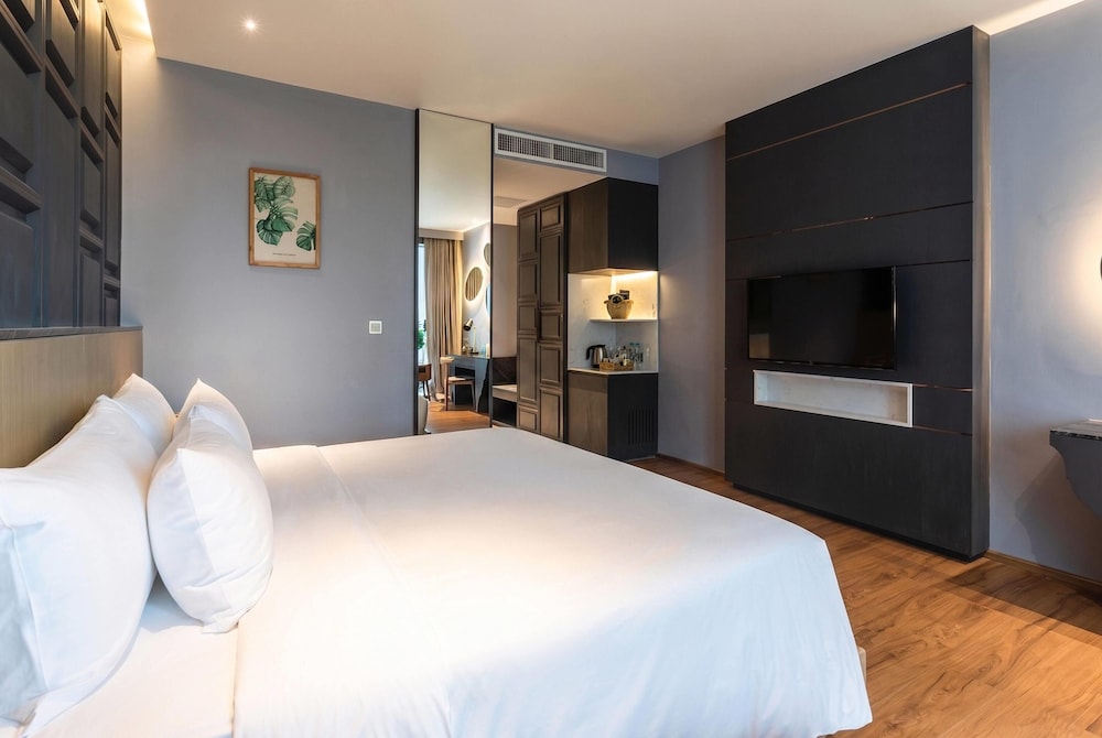 غرفة ديلوكس بسرير كينج بإطلالة على المسبح، Wyndham Grand Nai Harn Beach Phuket 6/10
