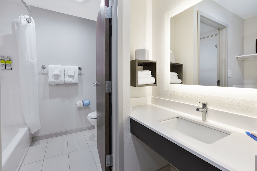Holiday Inn Express Detroit-Warren (Gm Tech Ctr), an IHG Hotel 16/56