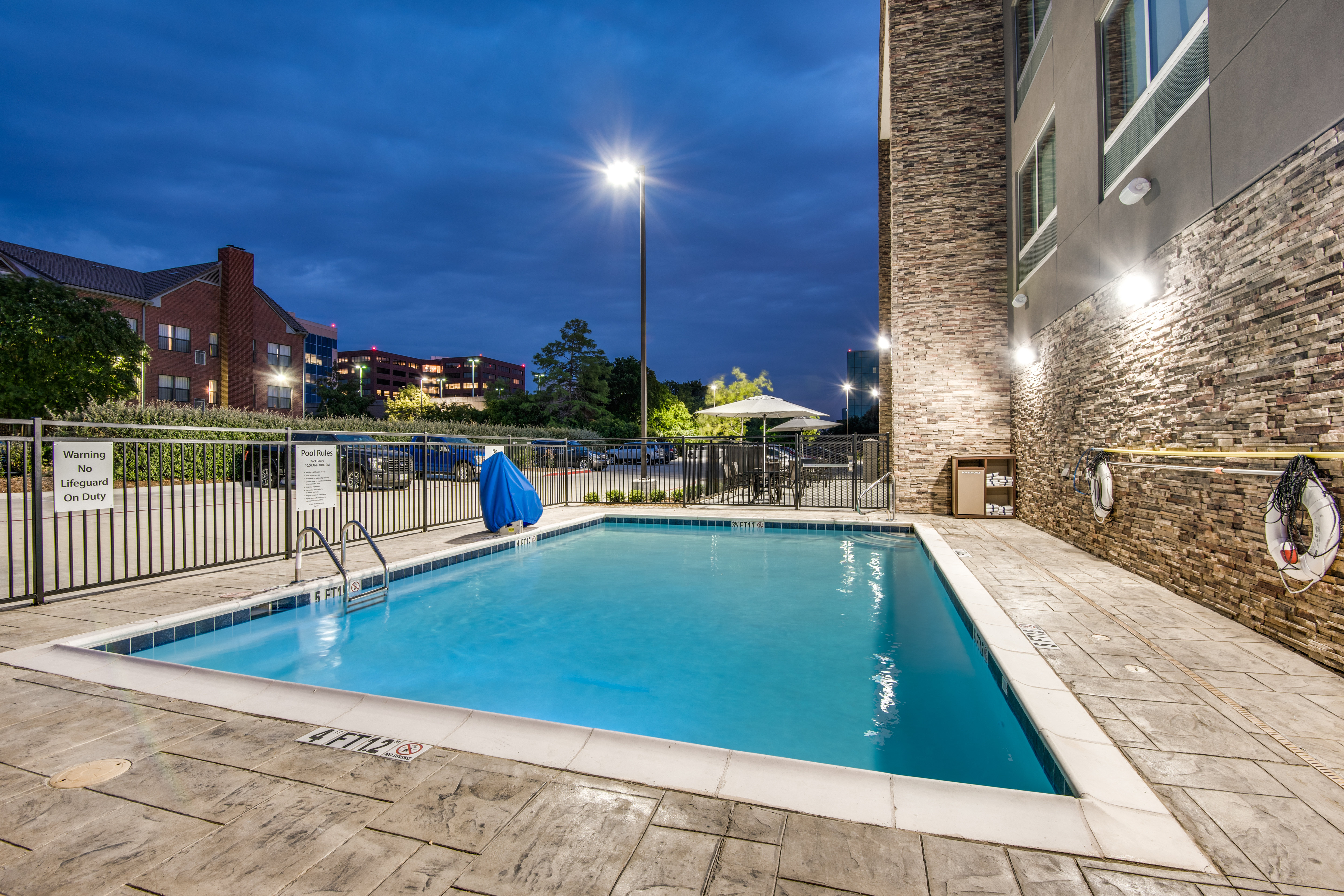 Holiday Inn Express And Suites Dallas North Addison 63/64