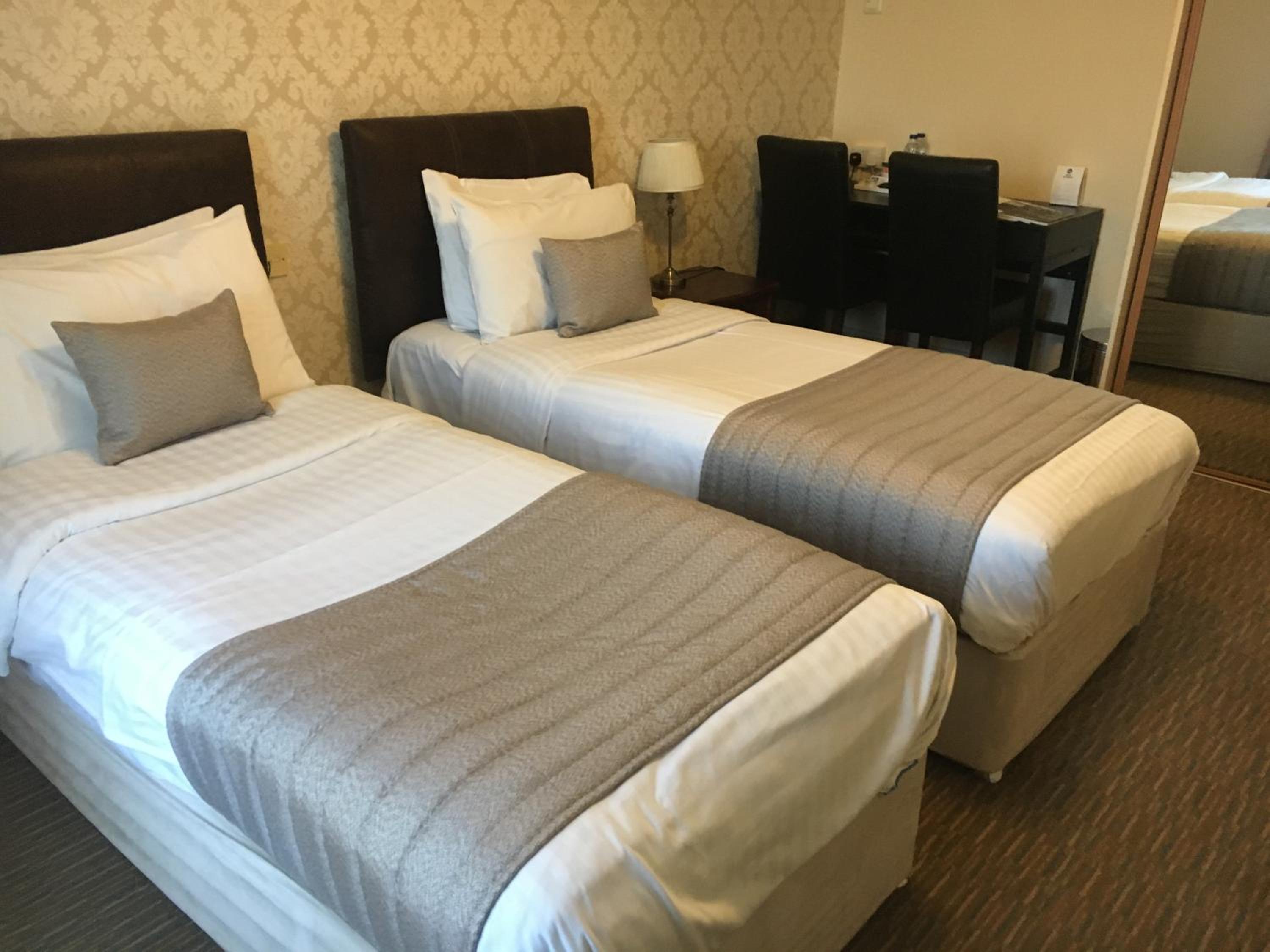 Courtyard, Twin Beds