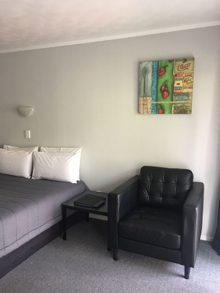 Avenue Motel 26/33