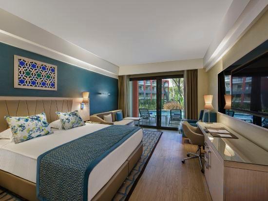 Swim Up, Deluxe, Twin Beds, Sofa