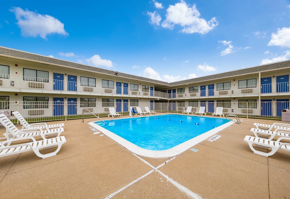 Motel6 Greenville, TX 35/45