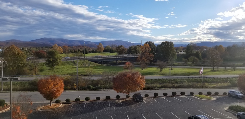 Best Western Plus Waynesboro Inn & Suites Conference Center 33/33