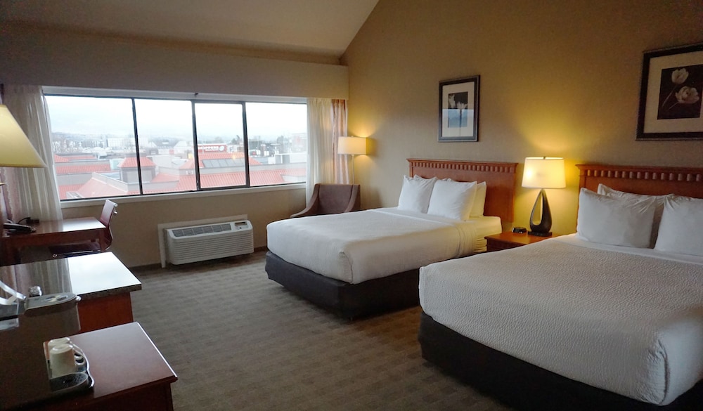 BUSINESS, 2 QUEEN BEDS
