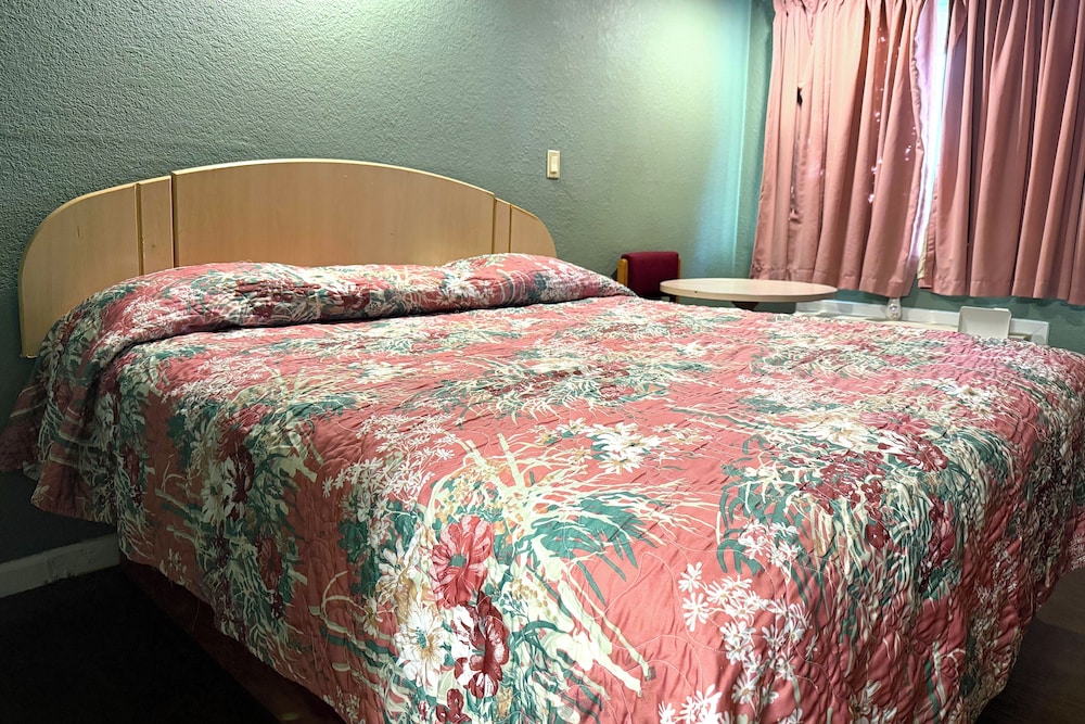 ROOM, KING BED