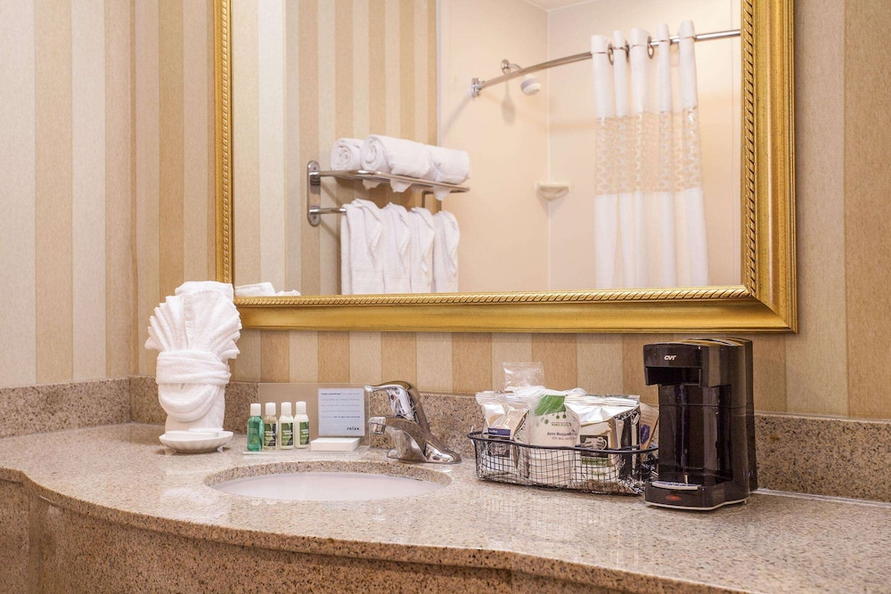 Hampton Inn Suites Addison 10/58