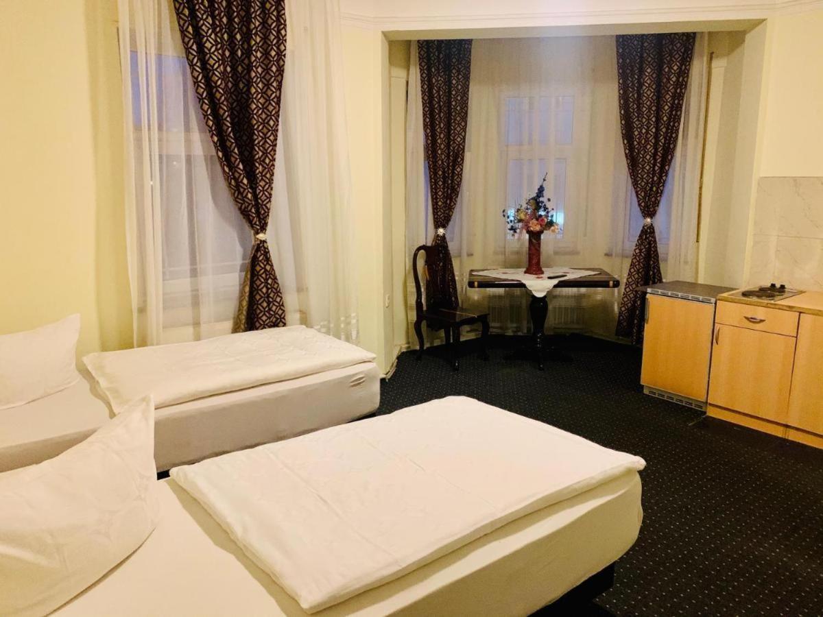 Hotel Pension De Lux 7/19