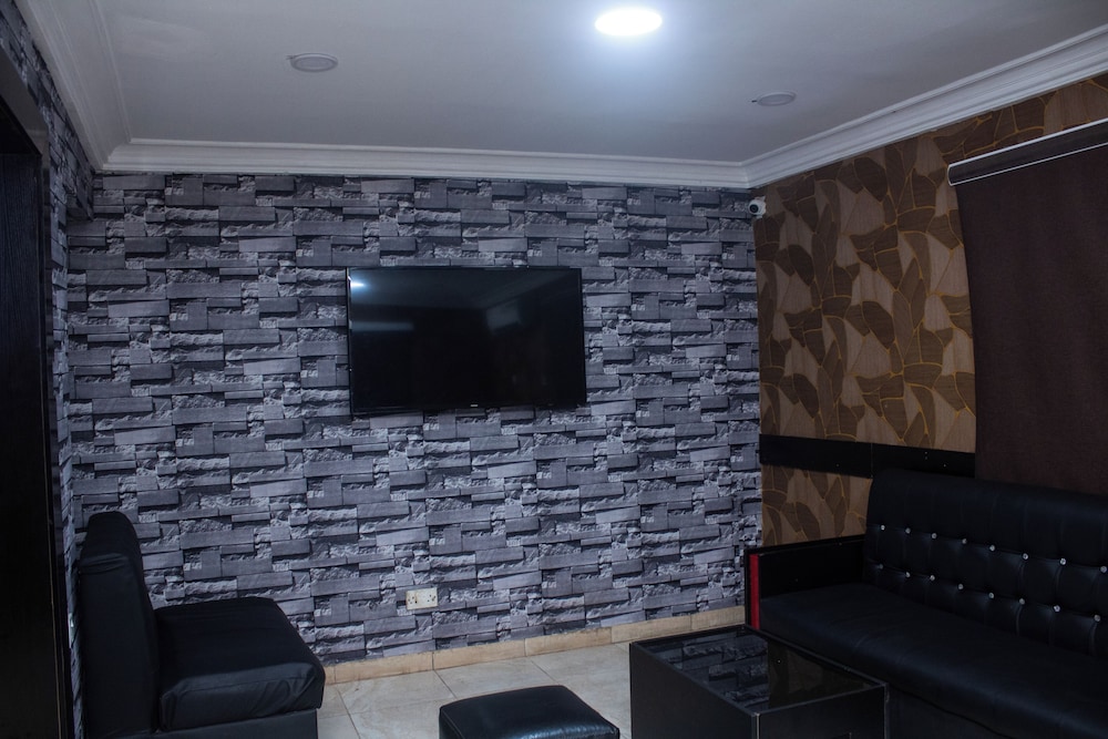 Mayors Diplomat Suites Opebi 32/48