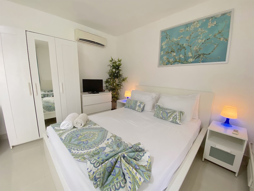 Tropicana Suites Deluxe Beach Club & Pool 27/50