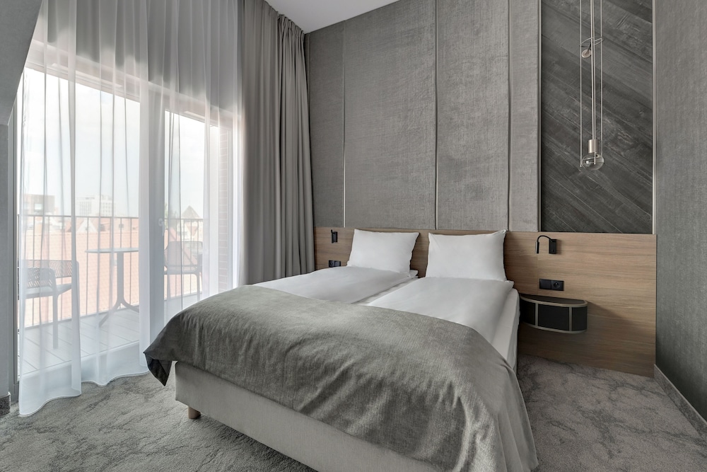 JUNIOR SUITE, QUEEN BED, SOFA