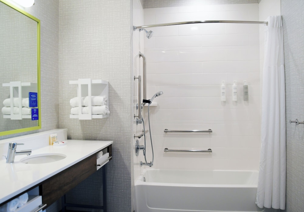Hampton Inn Glendale Milwaukee, WI 38/42