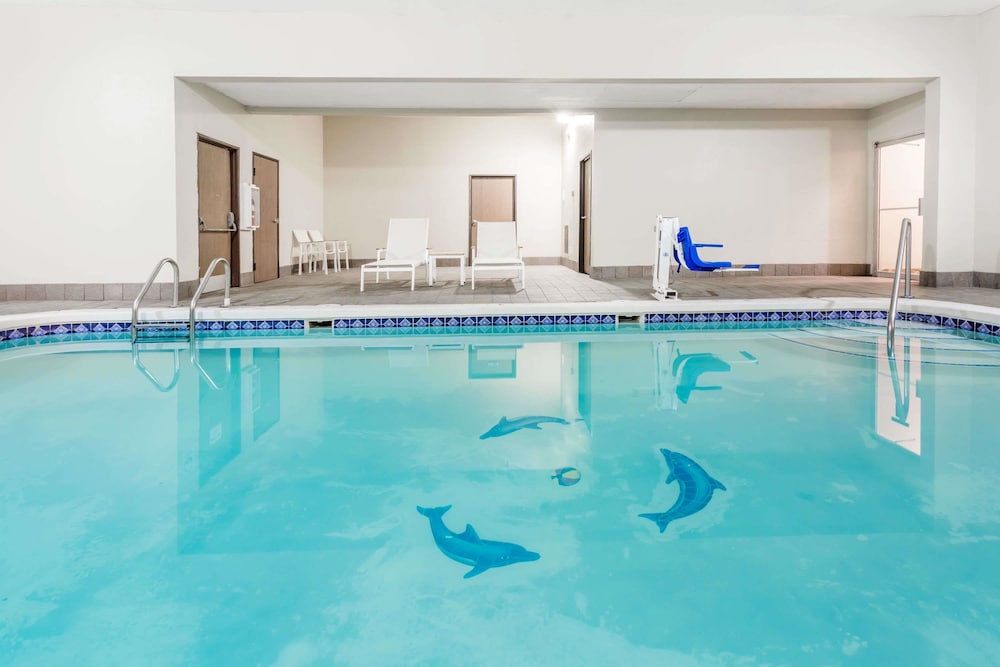Travelodge By Wyndham Longmont 18/35