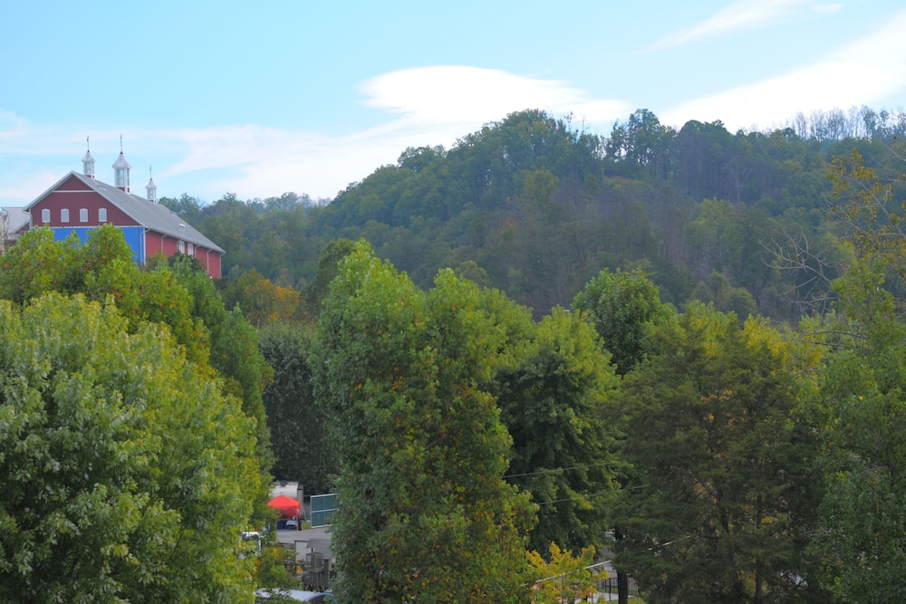 Creekstone Inn 34/36