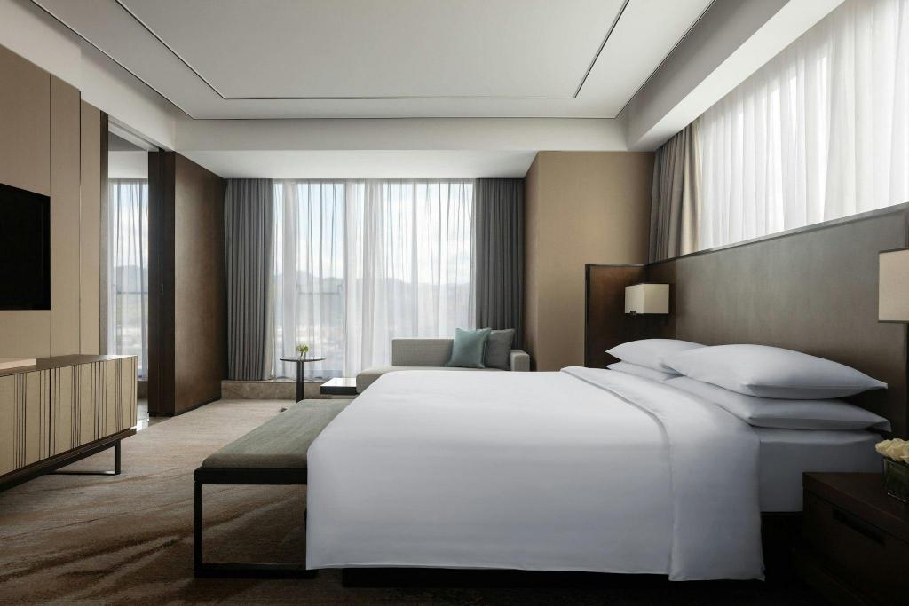 Ambassador, Suite, King Bed, Lounge Access