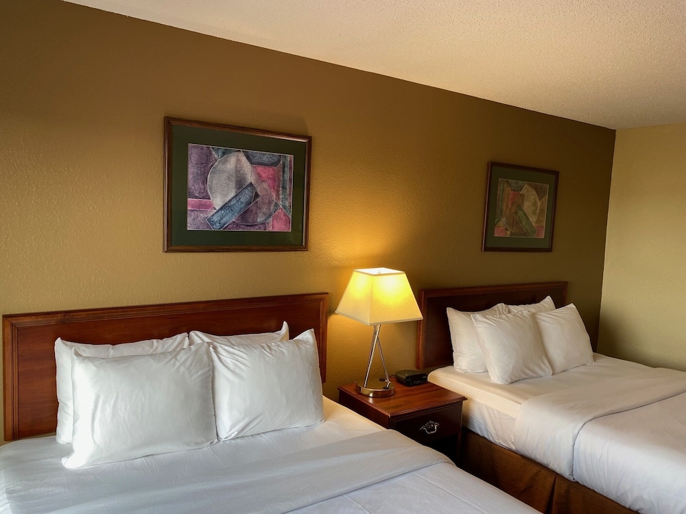 Comfort Inn and Suites At I-74 And 155 12/33