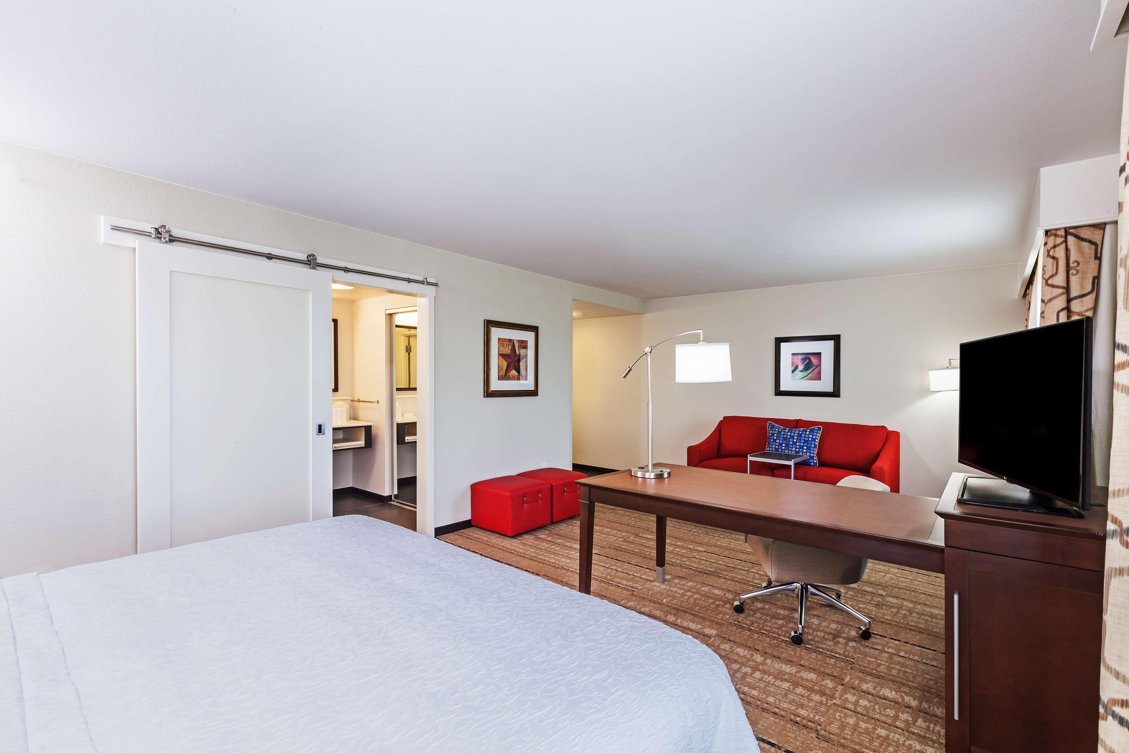 STUDIO, SUITE, KING BED