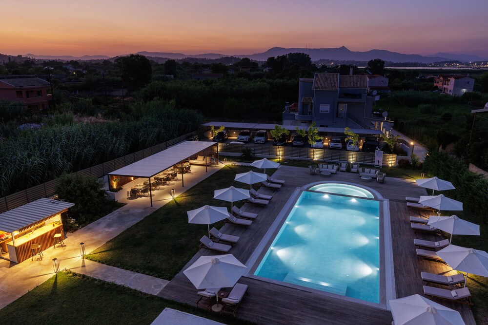 V Luxury Suites 7/50