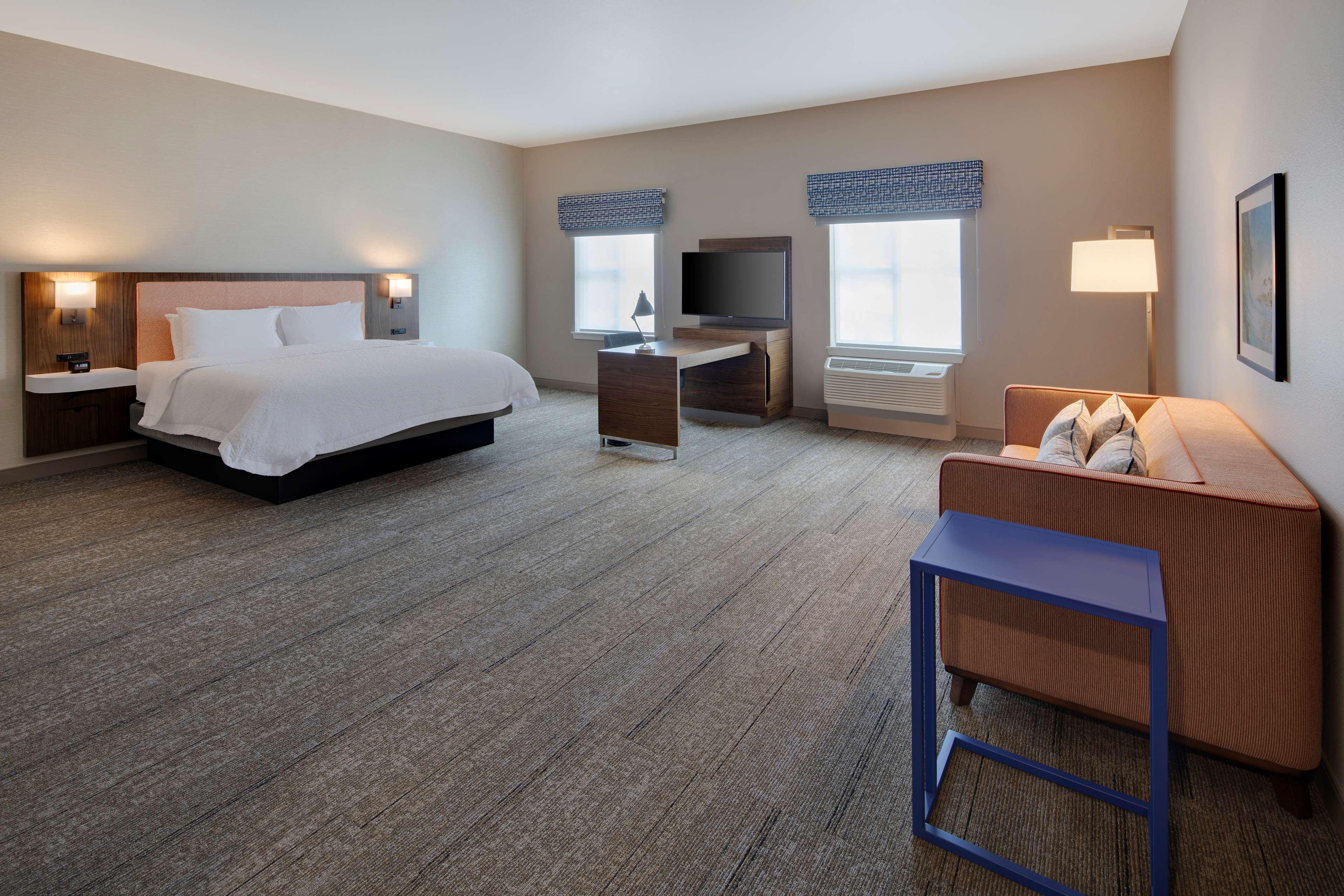 STUDIO, SUITE, KING BED