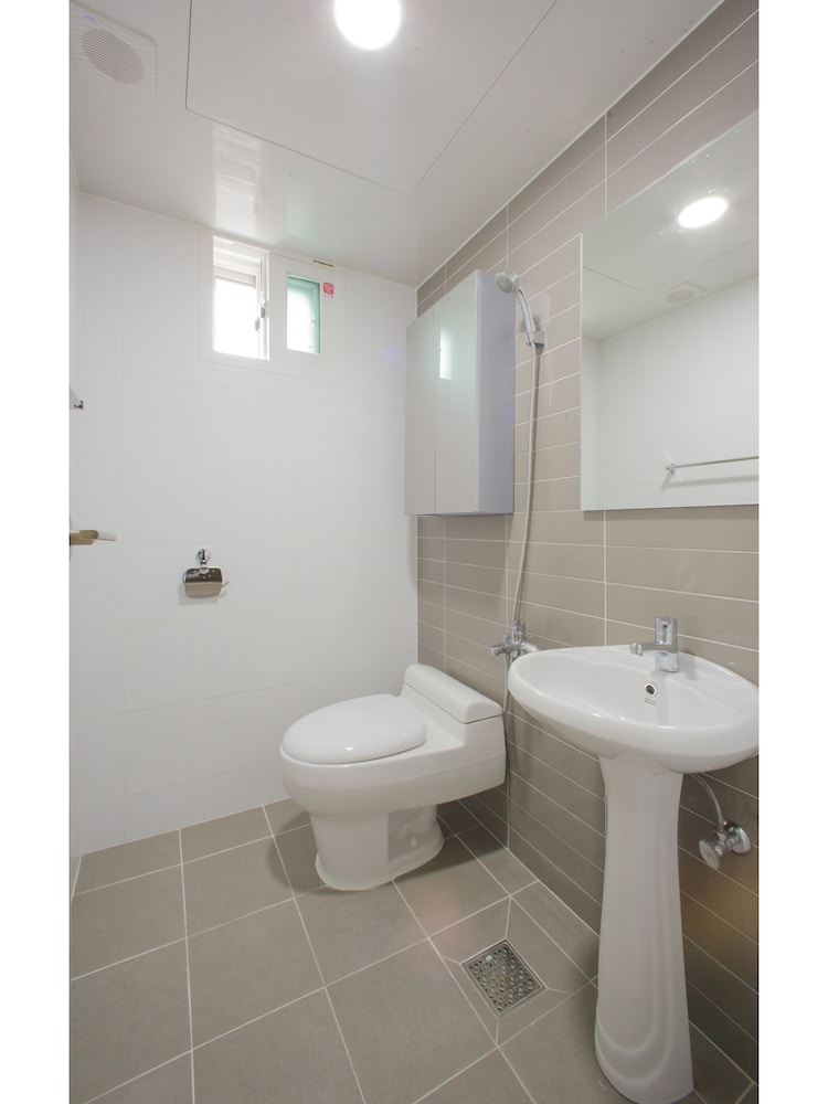 KW Hongdae Line Hostel 37/40