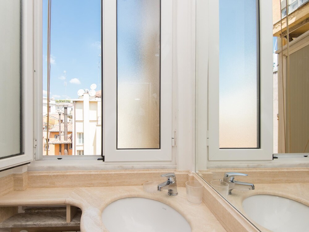 RSH Trevi Fountain Luxury Apartment 33/39
