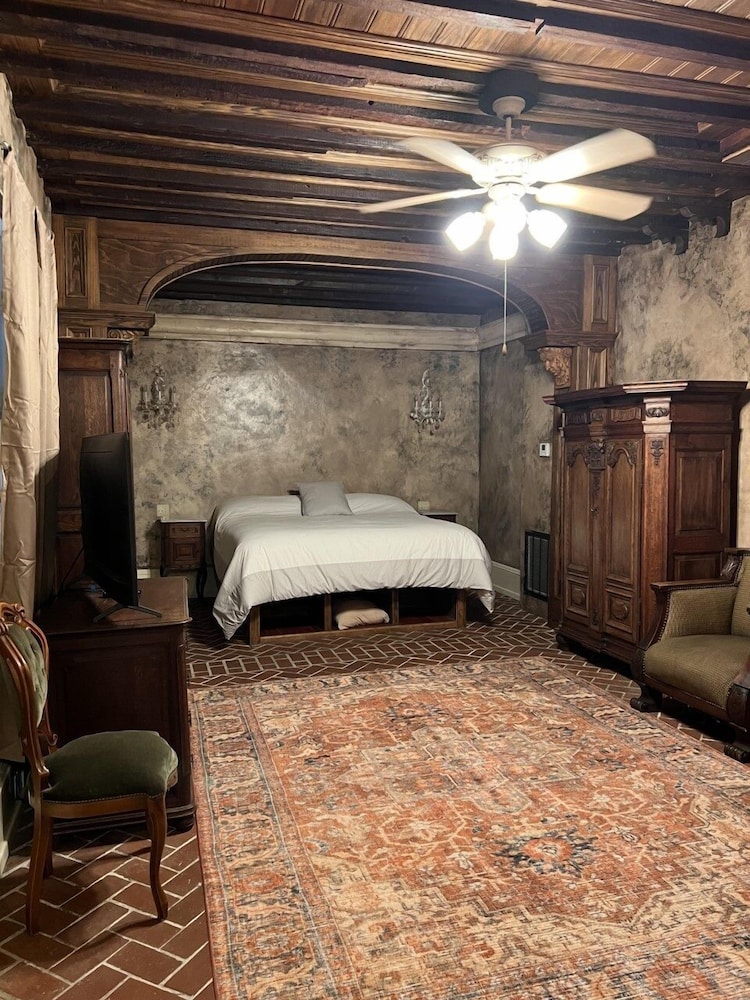 King Bed, Back House