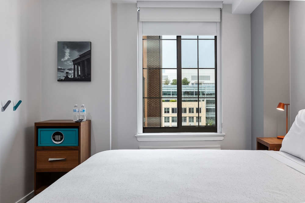 ROOM, QUEEN BED, ACCESSIBLE