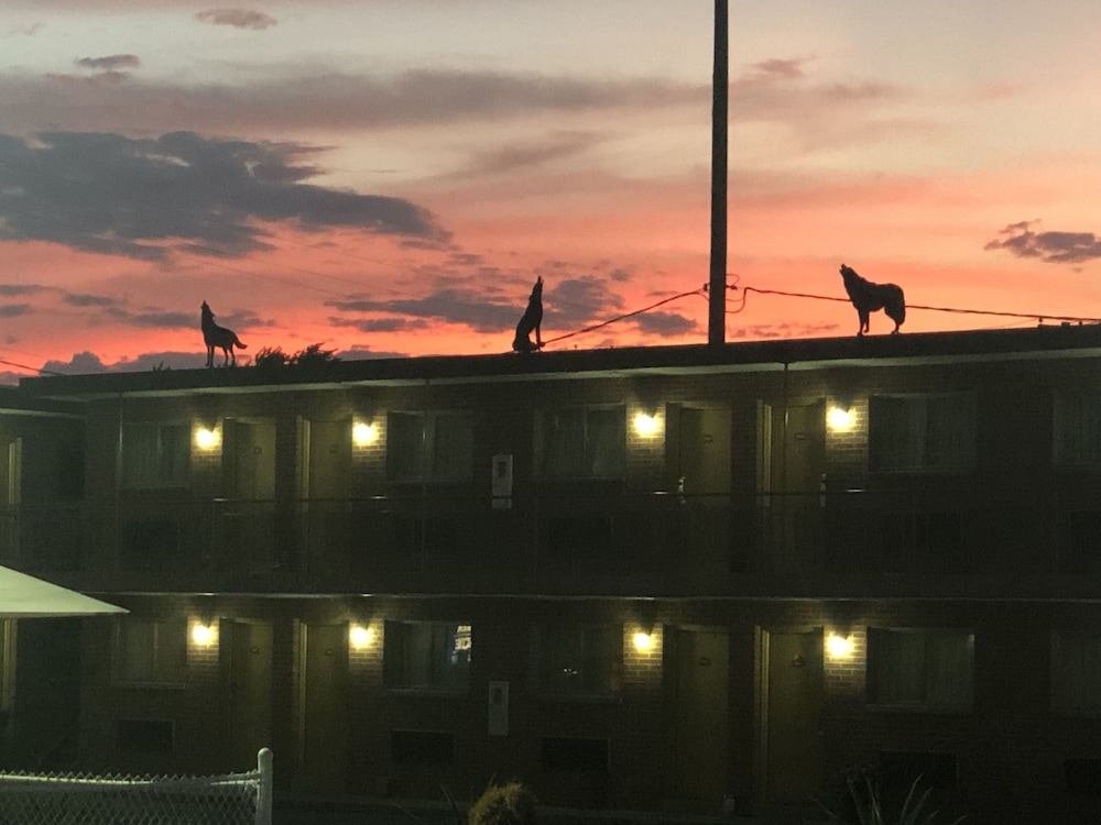 Wolf Inn Hotel 2/50