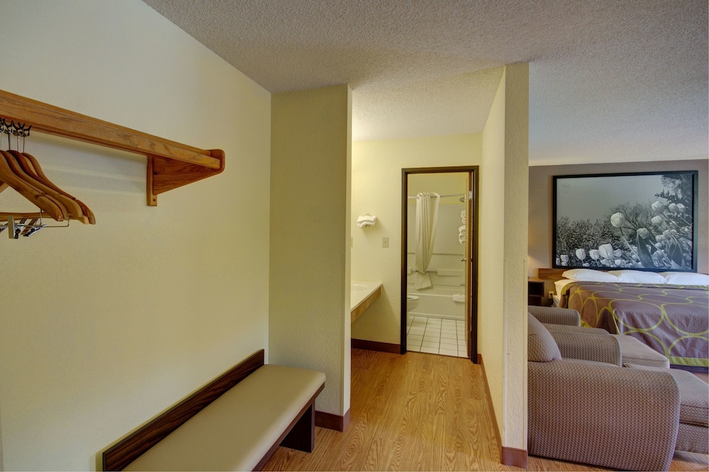 Super 8 by Wyndham Zanesville. 27/40