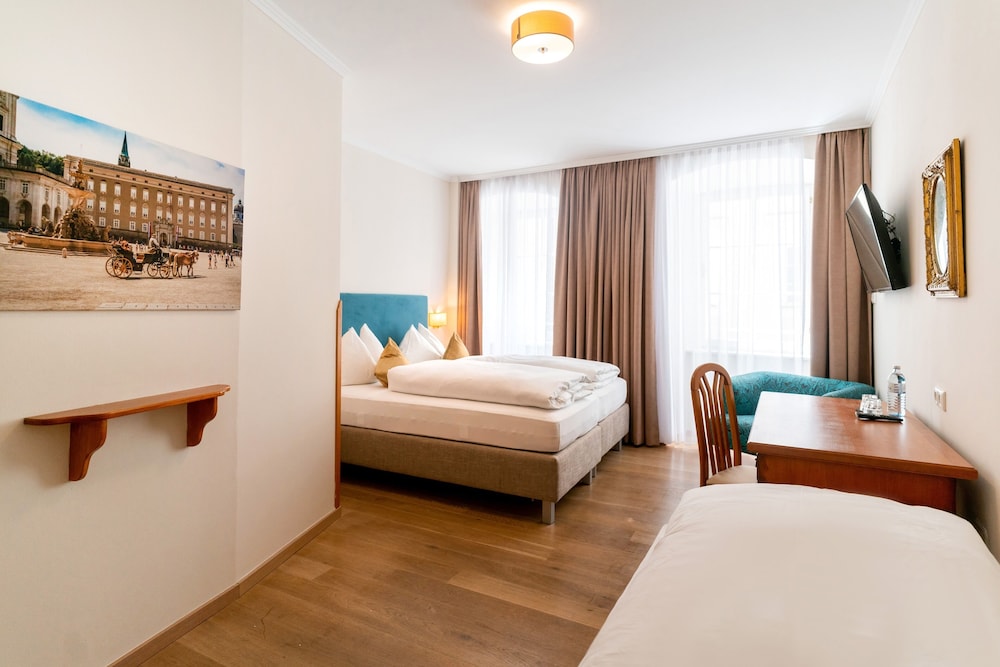 ROOM, TRIPLE, 1 DOUBLE AND 1 SINGLE BED