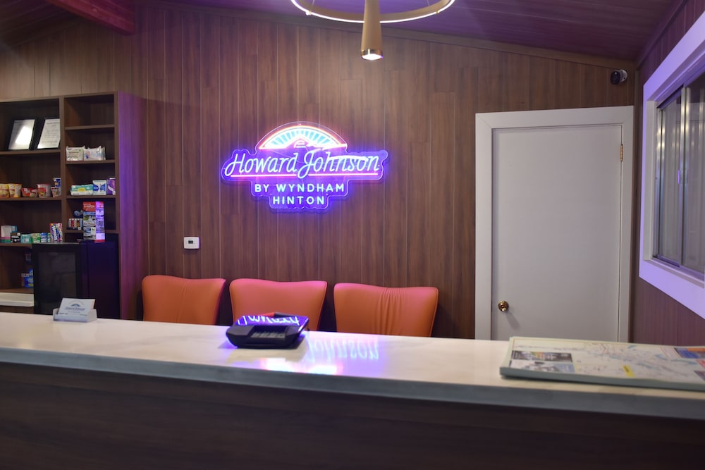 Howard Johnson by Wyndham Hinton 15/64