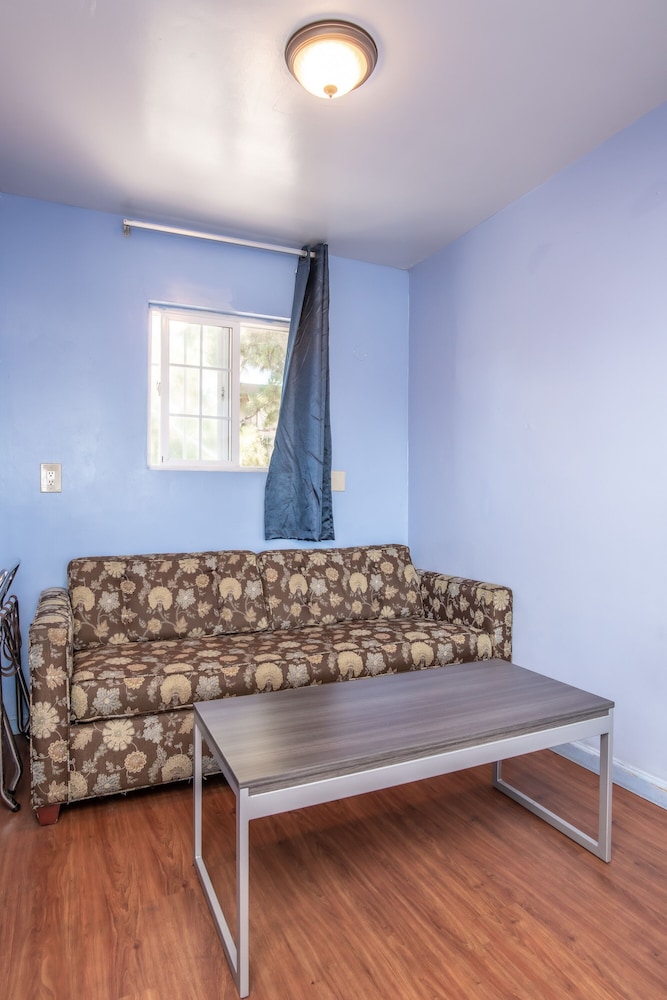 Aqua Breeze Inn 36/55