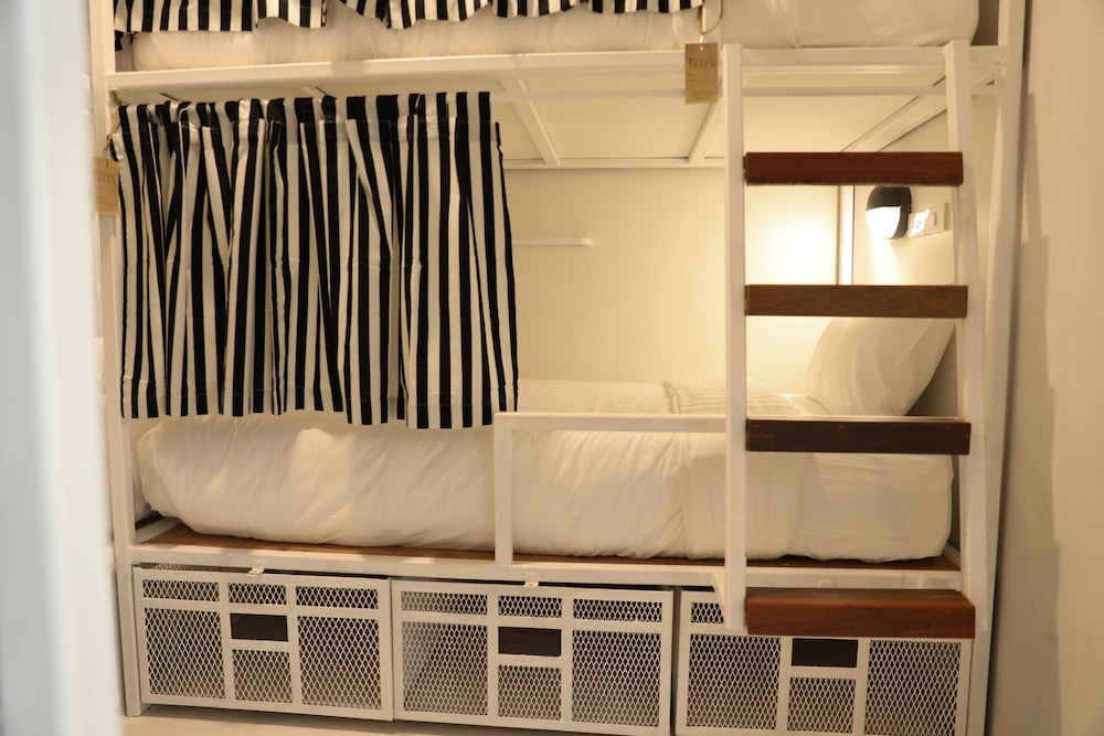 MIXED DORM, SUPERIOR, 6 BEDS, NO WINDOW