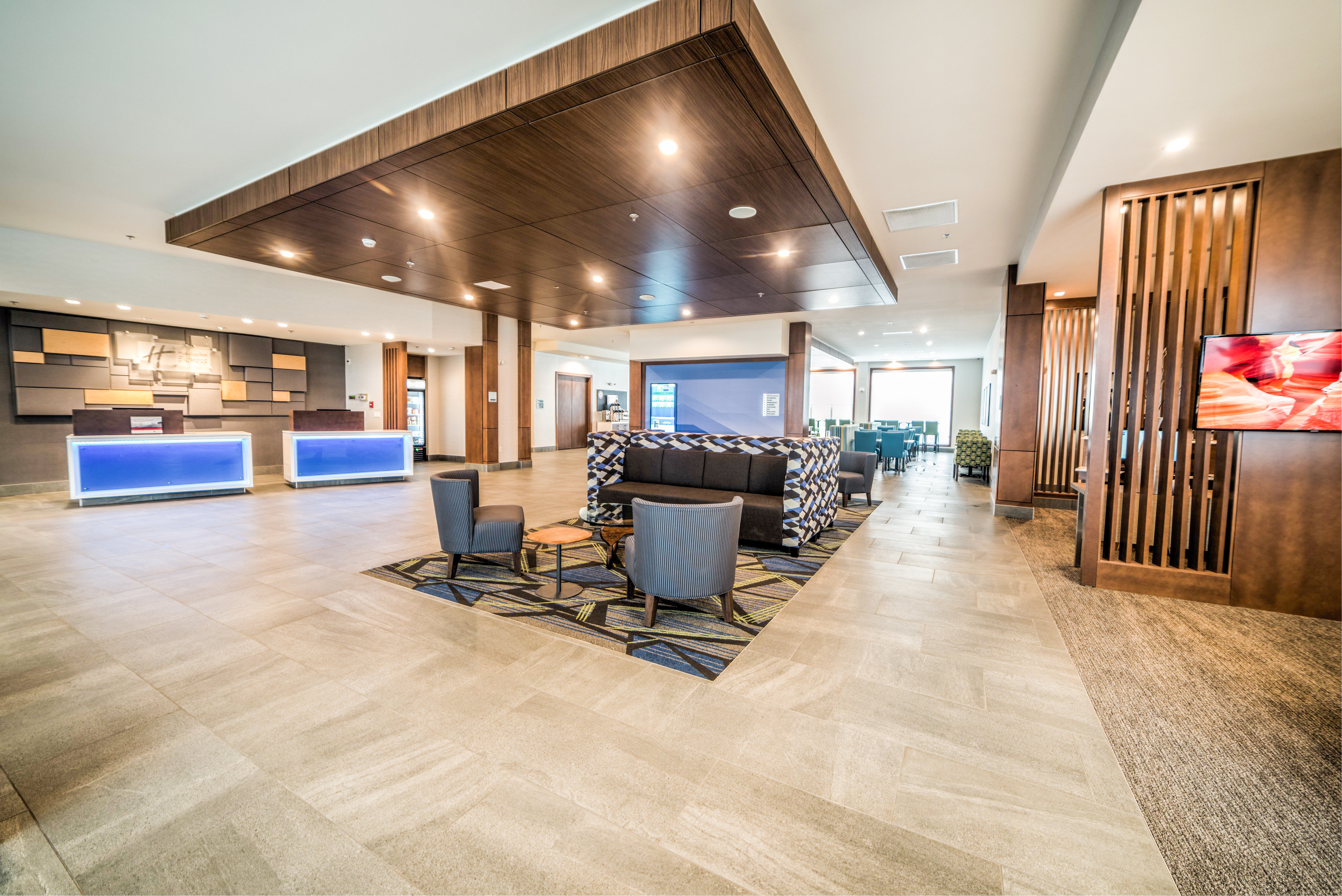 HOLIDAY INN EXPRESS & SUITES WEST EDMONTON-MALL AREA 57/73