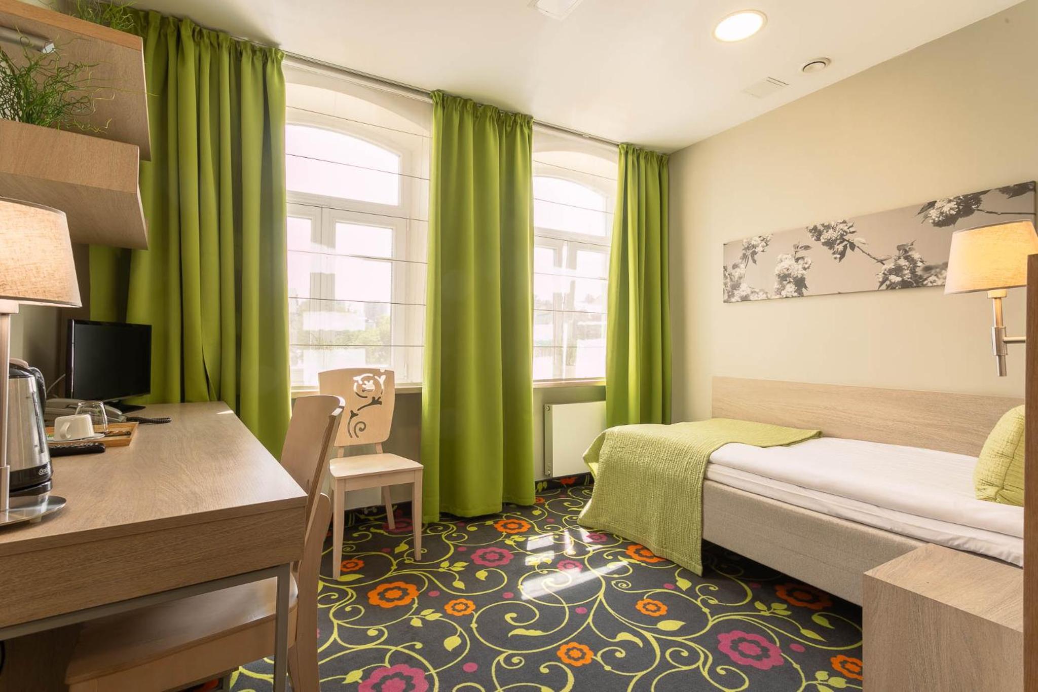 ROOM, SINGLE