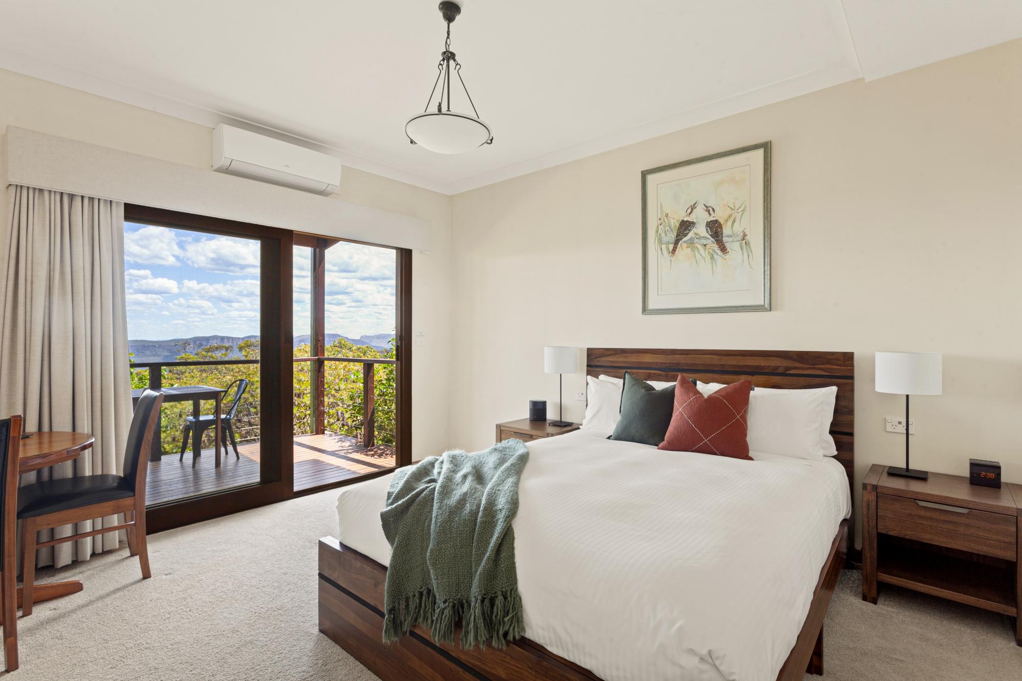 Room, Cliff View