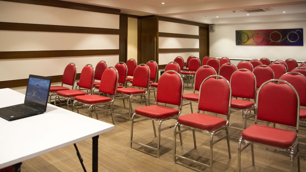 7 APPLE HOTEL VIMANNAGAR, PUNE 40/52