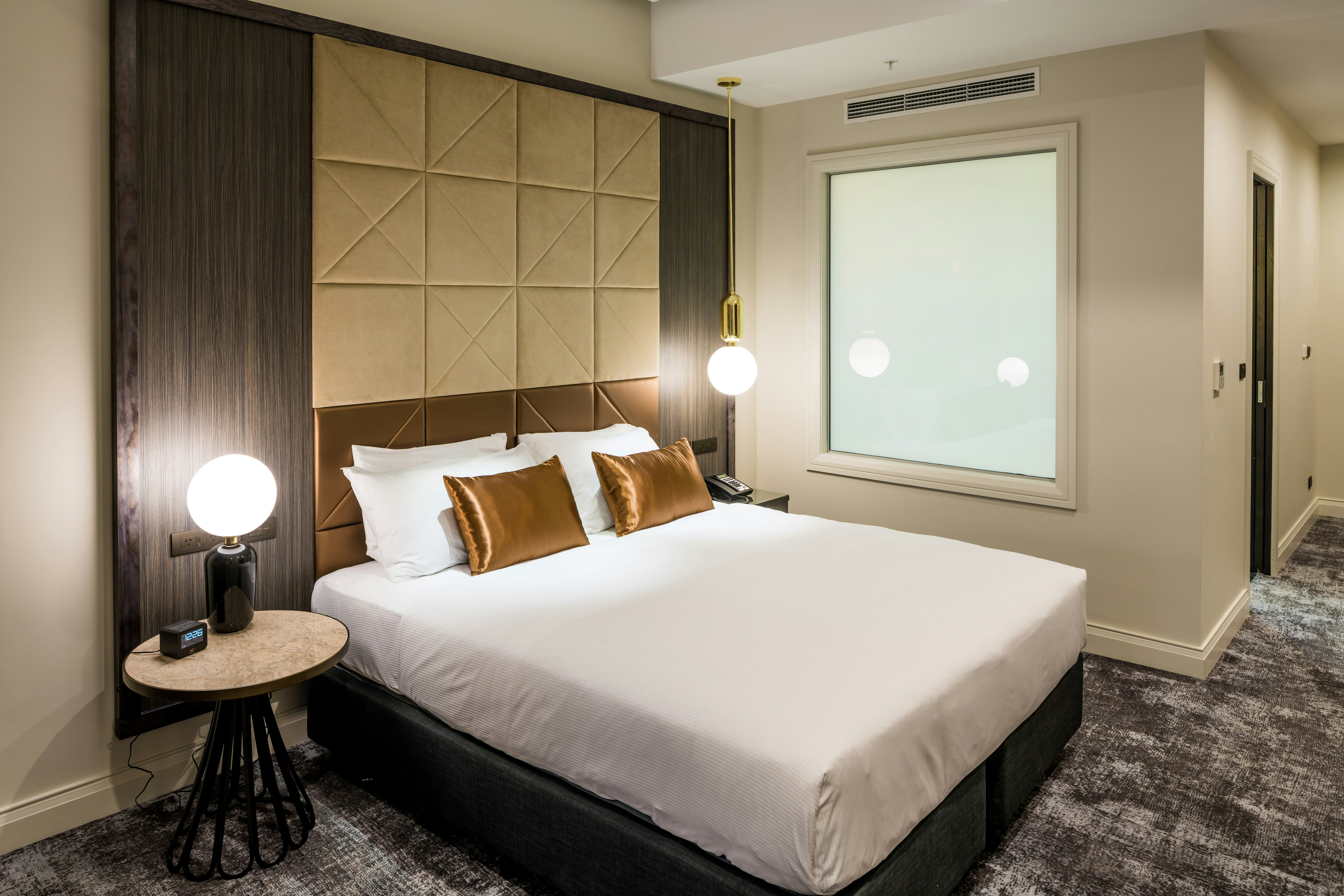 GUEST ROOM, KING BED
