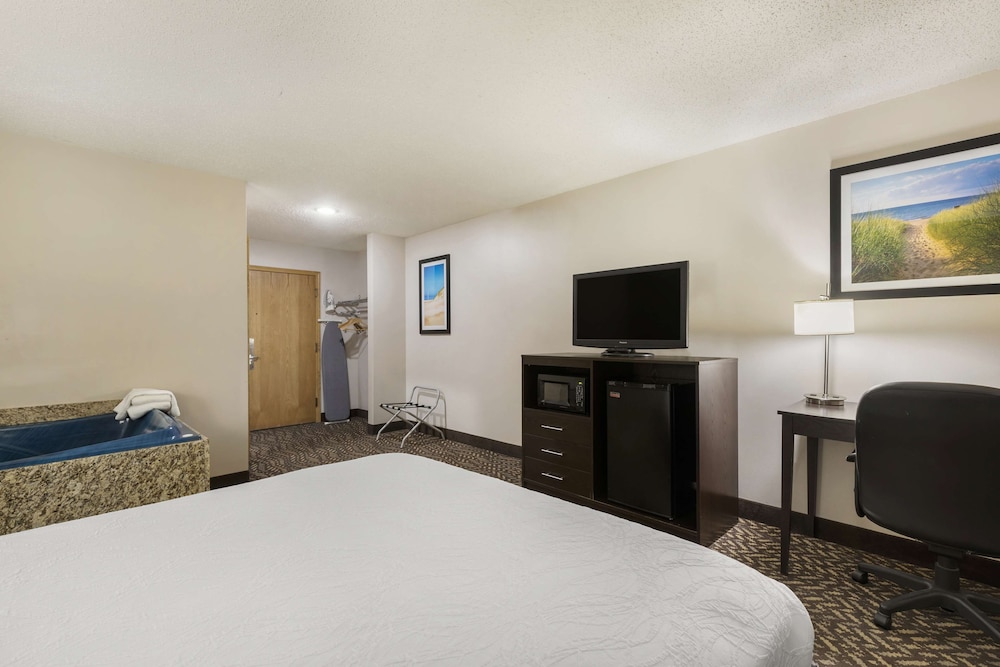 Standard, Queen Bed, Jetted Tub