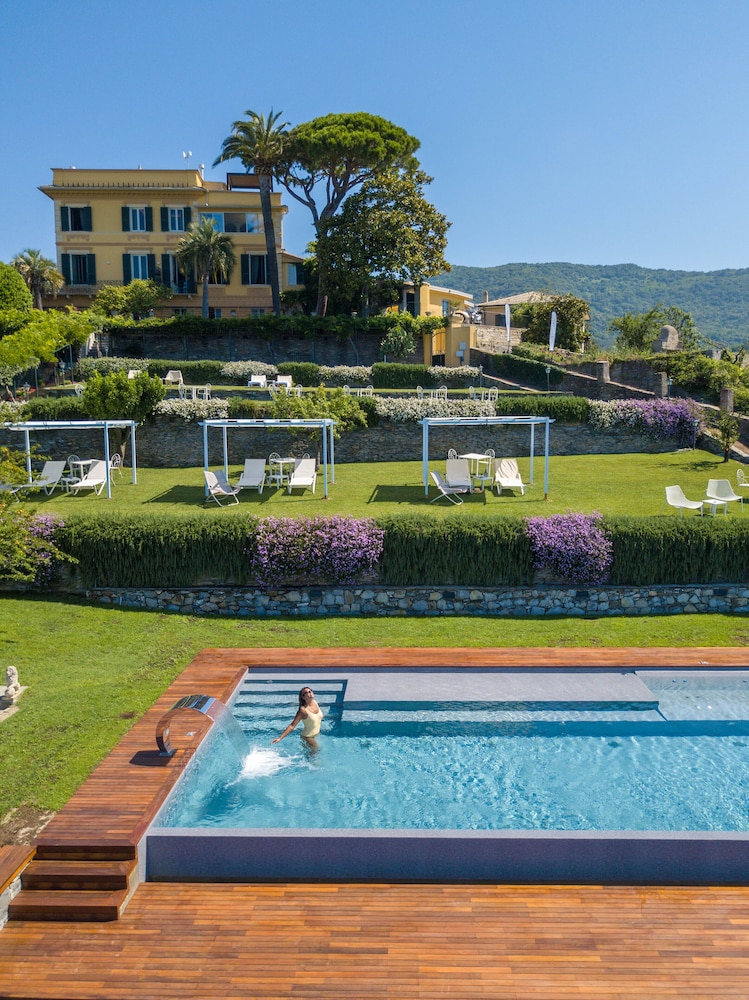Villa Riviera Suites 41/50