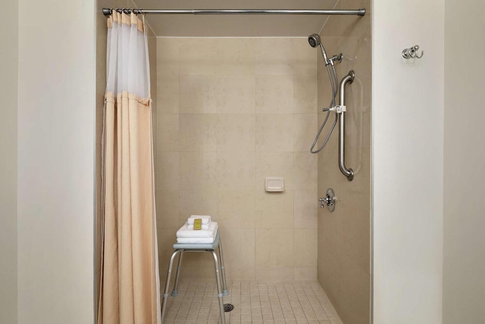 DoubleTree by Hilton South Charlotte Tyvola 10/54
