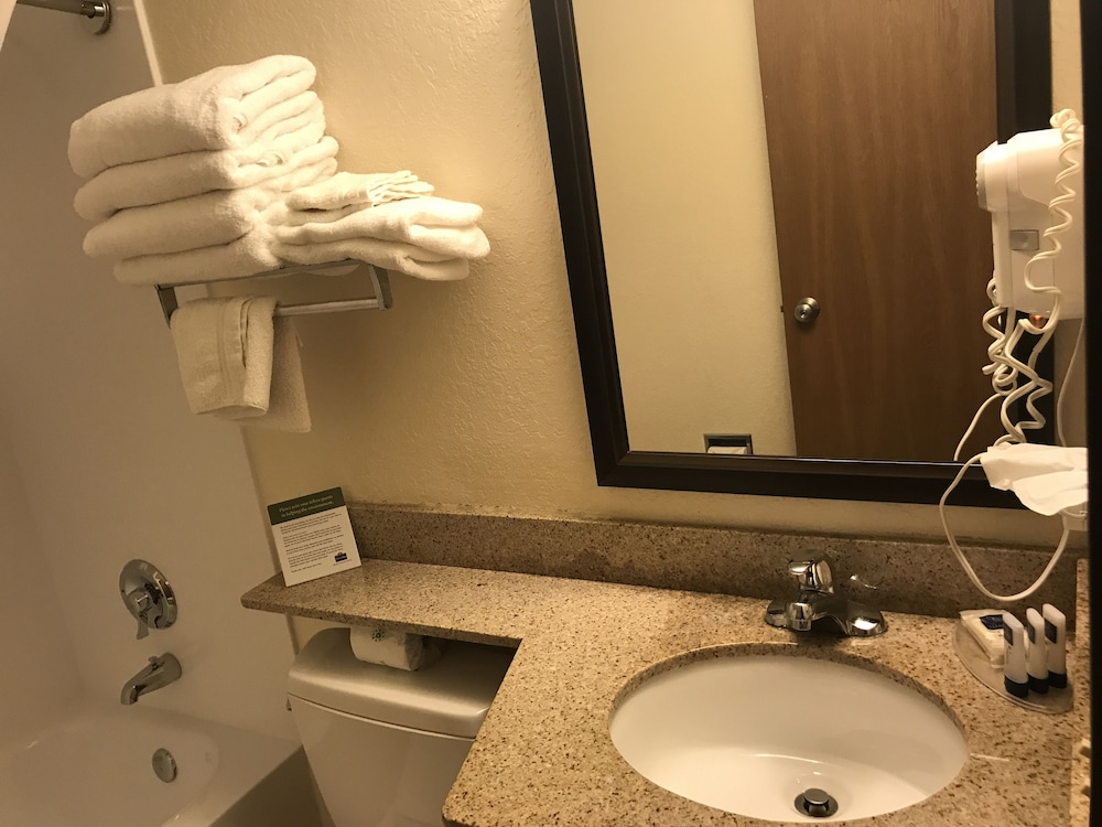 Americinn By Wyndham West Bend 18/40
