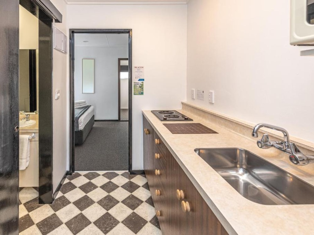 BURWOOD MANOR MOTEL 36/50