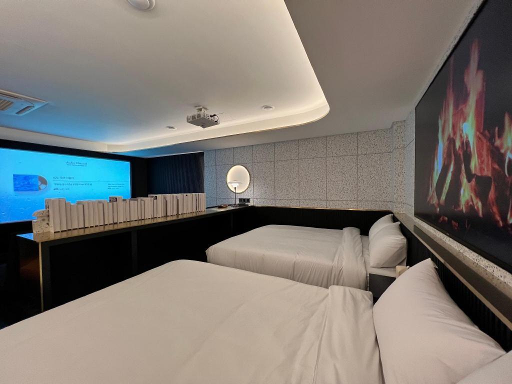 Cinema, 2 Queen Beds, Main Building