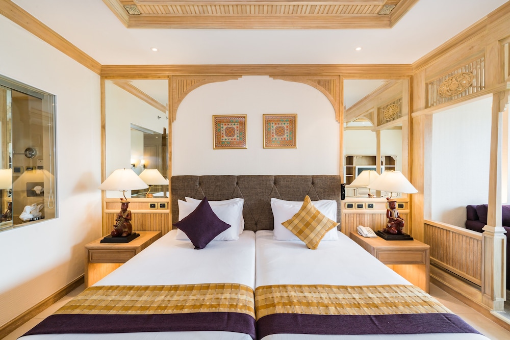 ROYAL CLIFF BEACH HOTEL 13/72