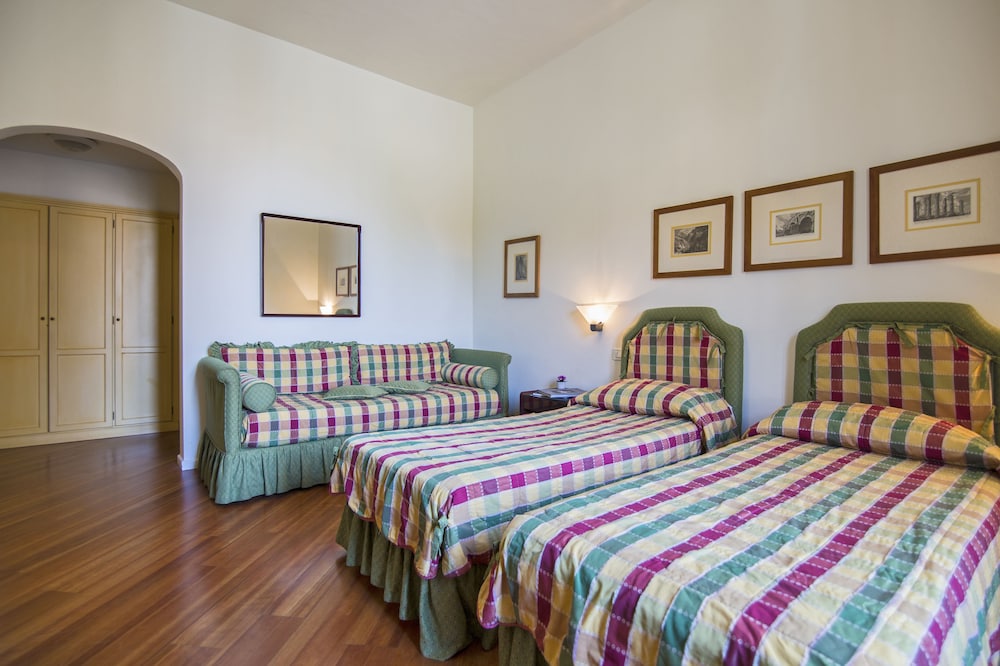 ROOM, QUADRUPLE